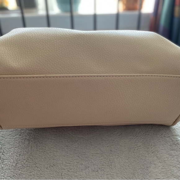 Guess purse. Colour cream/off white. - Picture 4 of 6